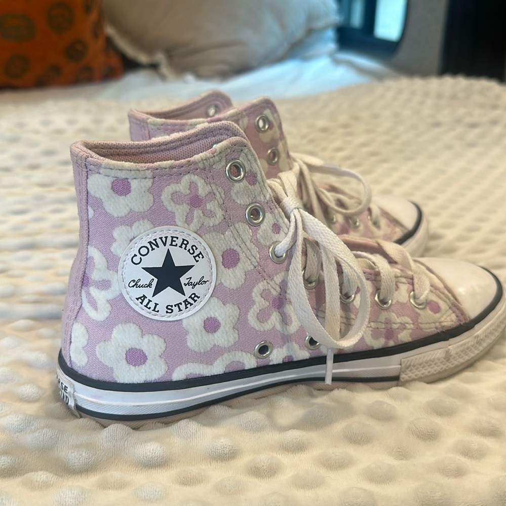 Girls size 2 converse shoes lightly worn in great condition